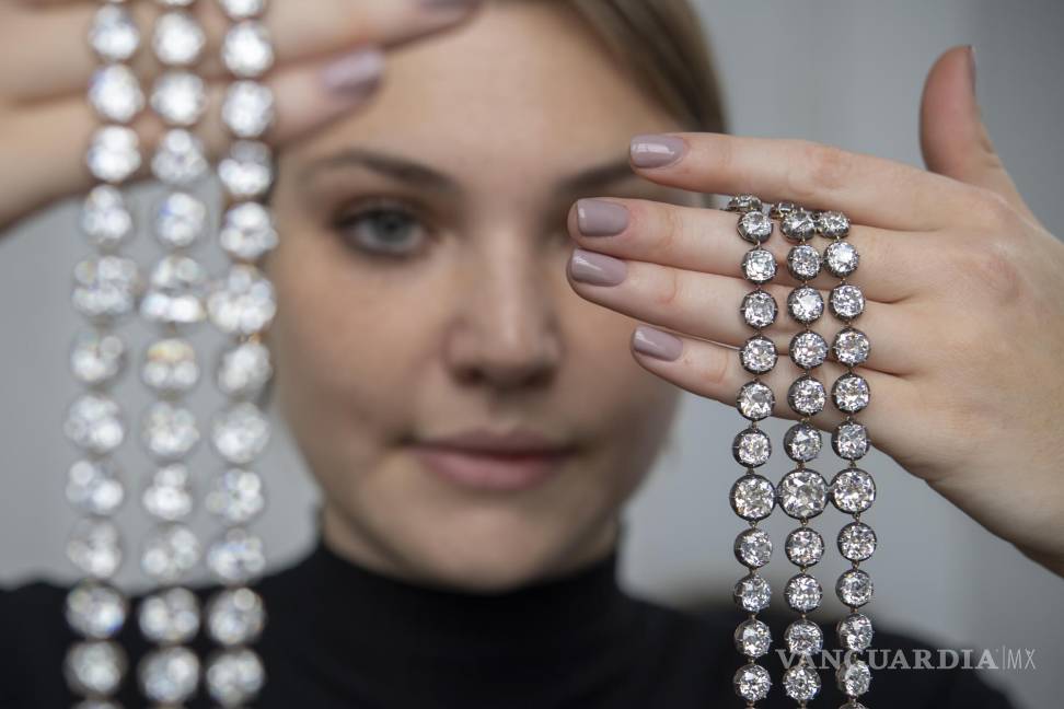 $!Una empleada de Christie's sostiene un par de brazaletes de diamantes que fueron propiedad de María Antonieta de Francia alrededor de 1776, durante una vista previa en Christie's, en Ginebra, Suiza. AP/Martial Trezzini/Keystone