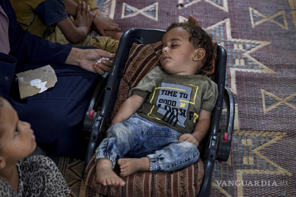 $!Abdel-Rahman Abu El-Jedian, que padece polio, duerme en un campamento de tiendas de campaña improvisado en Deir al-Balah, en la Franja de Gaza.