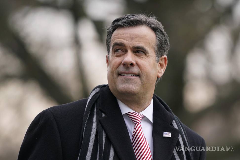 $!El director de Inteligencia Nacional, John Ratcliffe, espera para abordar el Marine One con el presidente Donald Trump en la Casa Blanca el 12 de diciembre de 2020.