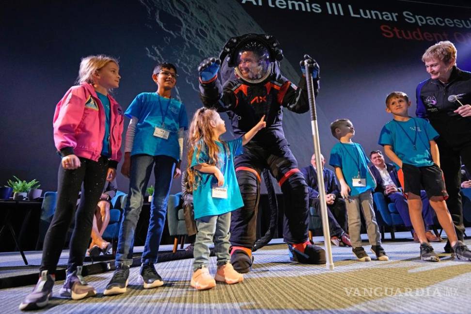 $!El ingeniero jefe de Axiom Space, Jim Stein, en el centro, saluda a los niños durante una demostración de los nuevos trajes espaciales.