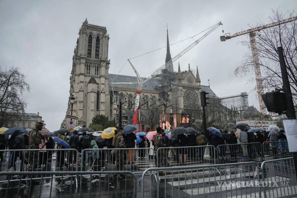 $!Personas frente a la Catedral de Norte Dame en París.