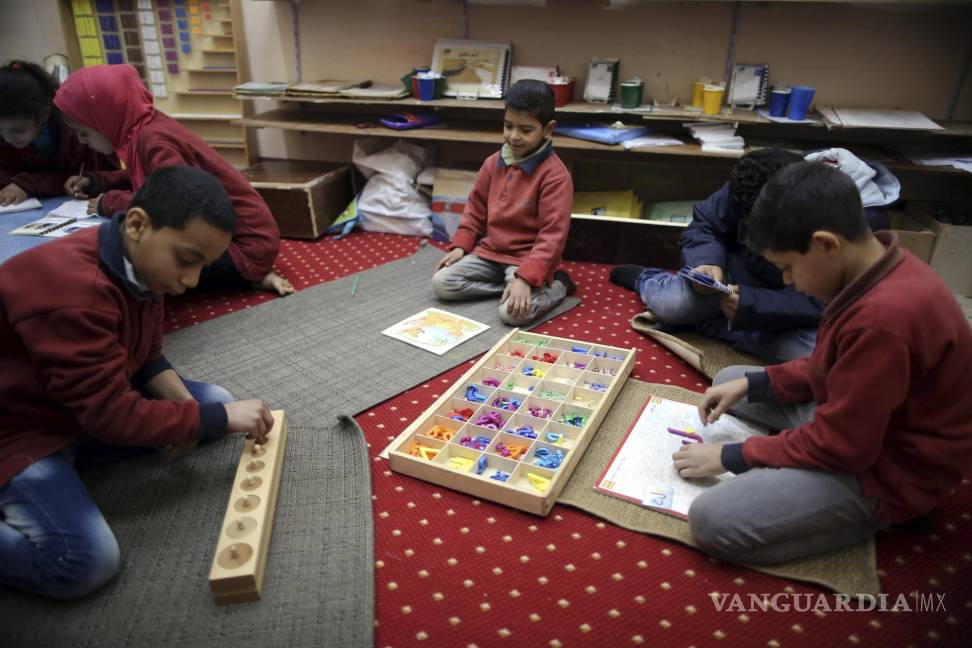 $!Los niños aprenden utilizando el sistema educativo Montessori en la escuela de la ONG Tawasol for Developing Istabl Antar, El Cairo, Egipto.