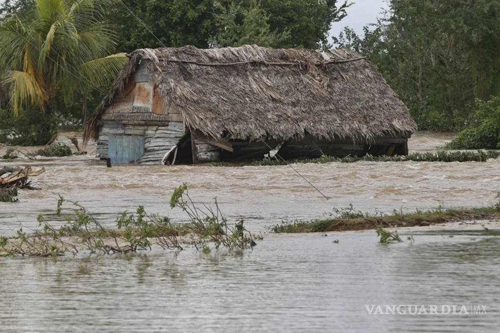 $!Una casa inundada por la crecida de un río, en Cauto Cristo, Cuba tras el paso del huracán Melissa.