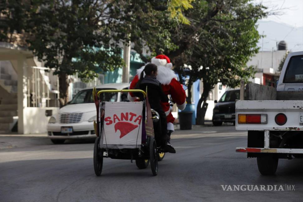 Santa pasea en moto por la ciudad de Saltillo... ¡desde hace treinta años!