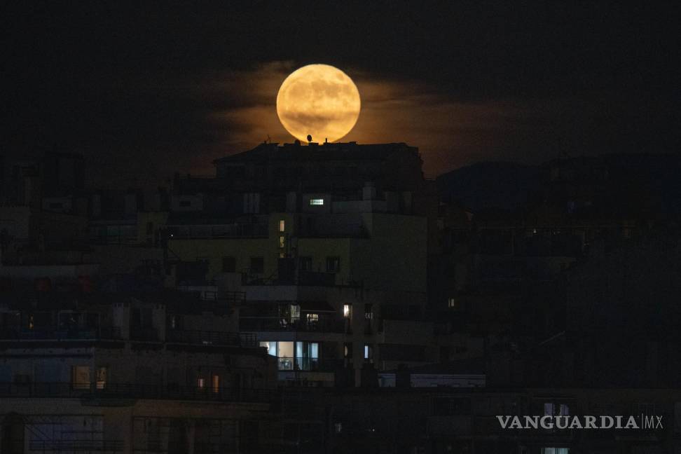 $!La luna llena se eleva sobre Marsella, en el sur de Francia. Durante un fenómeno conocido como la “ Strawberry Moon”.