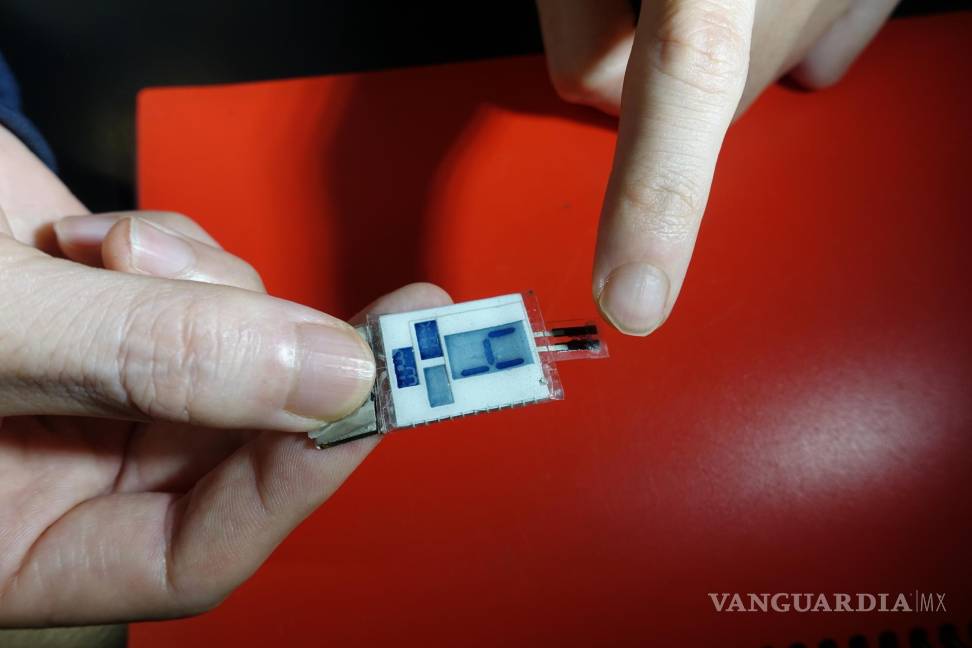 $!Sensor (negro) mide sustancias sudor. Lectura (4) aparece en pantalla. EFE/Universidad de California en San Diego (UCSD)