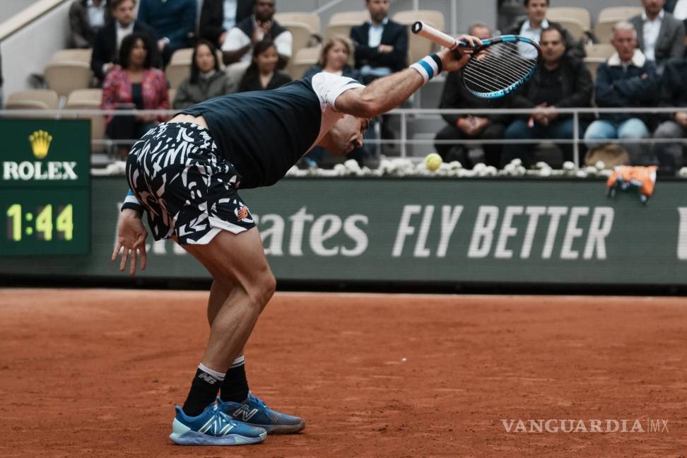 $!El australiano Jordan Thompson lanza su raqueta después de fallar un tiro contra el español Rafael Nadal durante su partido de primera en Roland Garros.