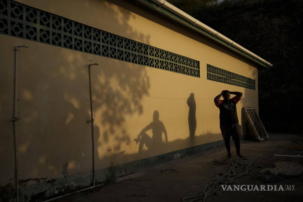 $!Pescadores hablan mientras se pone el sol en la localidad de Belle Garden, en la isla de Tobago, en Trinidad y Tobago, el 21 de enero de 2022. (AP Foto/Felipe Dana)