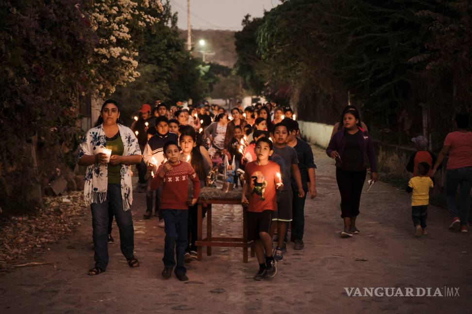 $!Durante las posadas navideñas, peregrinos y posaderos recrean con cantos el recorrido de María y José en busca de alojamiento antes del nacimiento de Jesús.