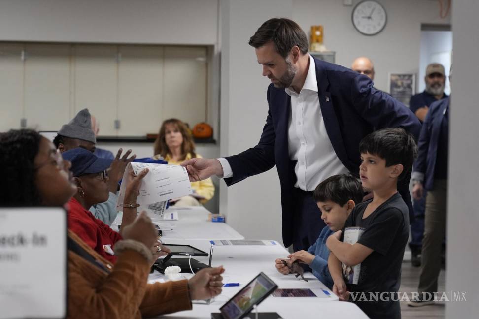 $!El candidato republicano a la vicepresidencia, el senador J. D. Vance y sus hijos llegan a votar en la Iglesia Católica Maronita San Antonio de Padua en Cincinnati.