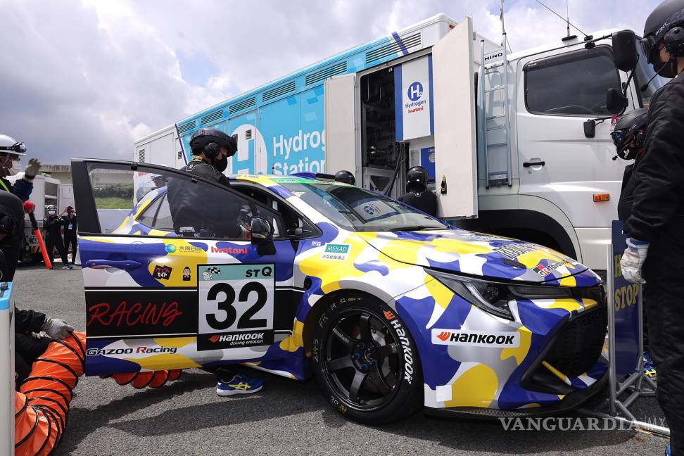 $!Esta imagen proporcionada por Toyota Motor Corp. muestra un auto con motor de hidrógeno durante su repostaje en la carrera de cinco horas Super Taikyu en el Autopolis de Hita, prefectura de Oita, Japón. AP/Toyota Motor Corp.