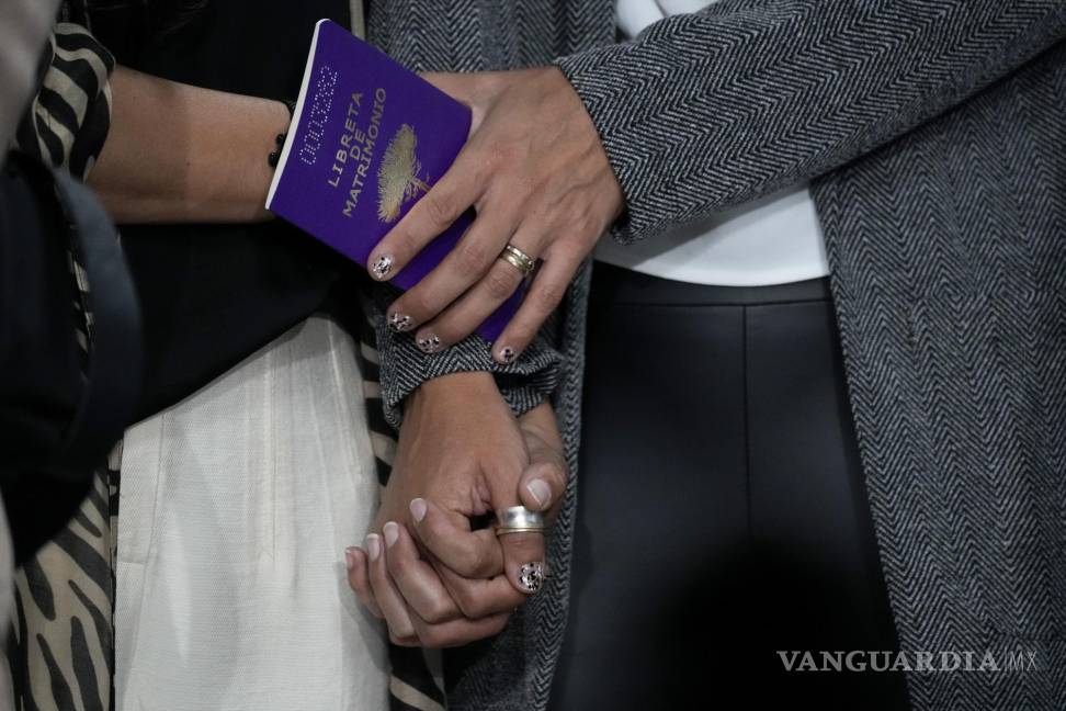 $!Consuelo Morales y Pabla Heuser se toman de la mano después de su matrimonio en Santiago, Chile. AP/Natacha Pisarenko
