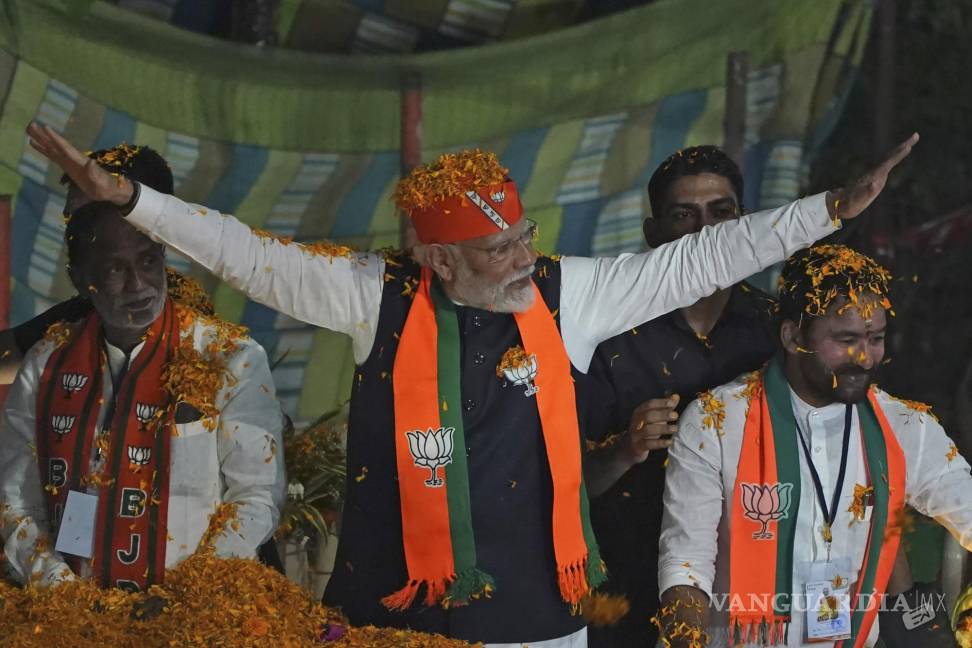 $!El primer ministro indio, Narendra Modi, saluda a sus seguidores cuando llega a un mitin de campaña electoral de su partido en Hyderabad, India.