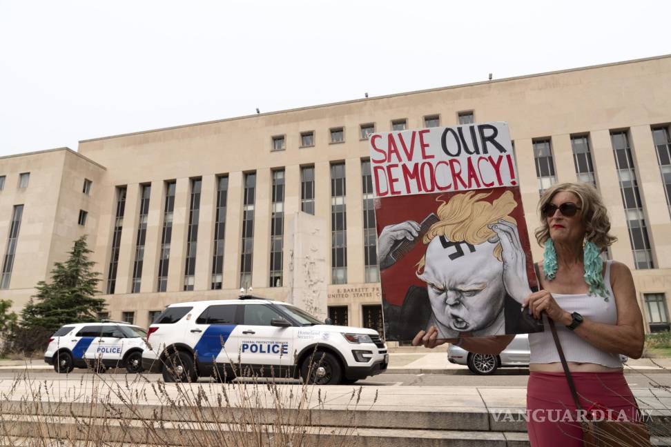 $!Nicky Sundt sostiene un cartel afuera de un tribunal federal de distrito en Washington.
