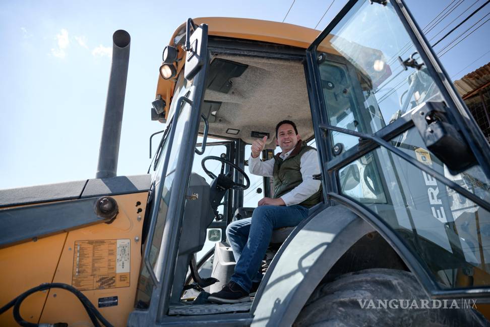 $!El alcalde Javier Díaz puso en marcha la obra de pavimentación en la lateral de la calzada Antonio Narro.