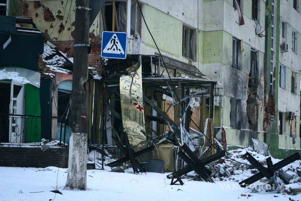 $!Edificios dañados por los bombardeos rusos se ven en el centro de la ciudad de Bakhmut, región de Donetsk, Ucrania.