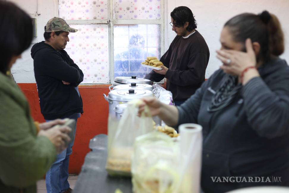 $!La familia Beltrán, con la tradición de los tamales de Doña Mary, sigue manteniendo viva la esencia del negocio familiar.