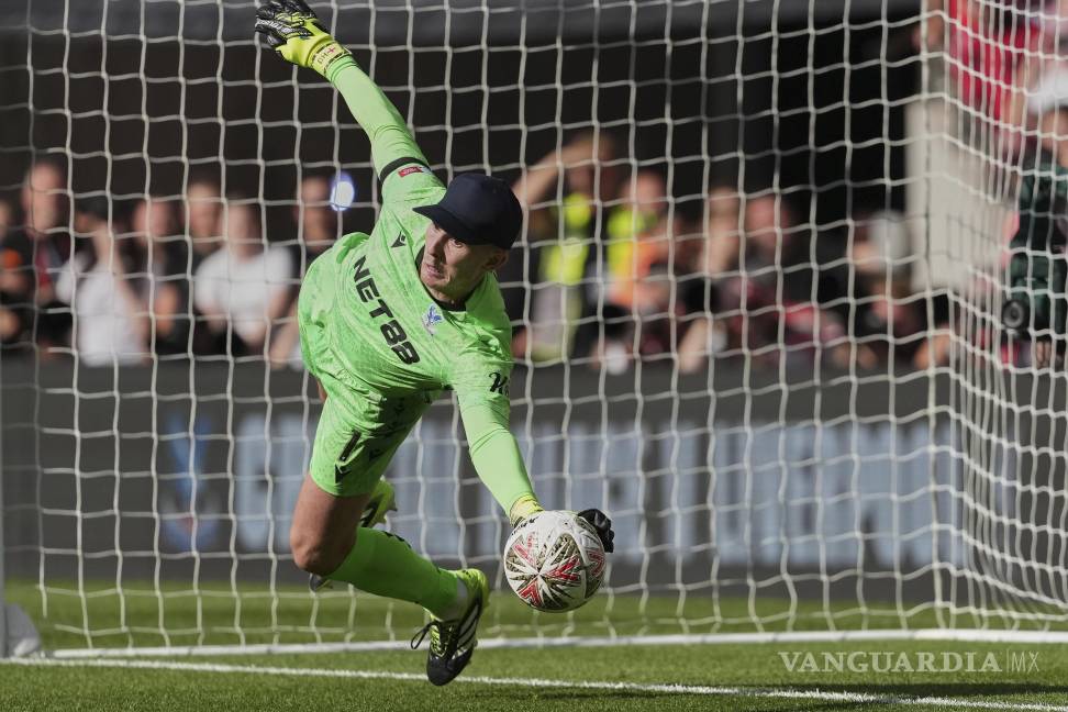 $!Dean Henderson detuvo dos penales y fue clave para que el Crystal Palace levantara su primera Community Shield.