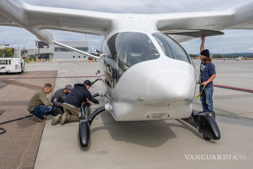 $!Empleados de Beta Technologies preparando el avión eléctrico experimental Alia CTOL para el despegue en Burlington, Vermont.