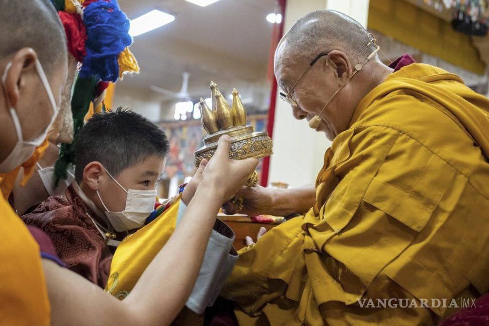 $!El Dalai Lama presentando a A. Altannar, el niño mongol de ocho años que ha sido seleccionado como una de las figuras más veneradas del budismo tibetano.