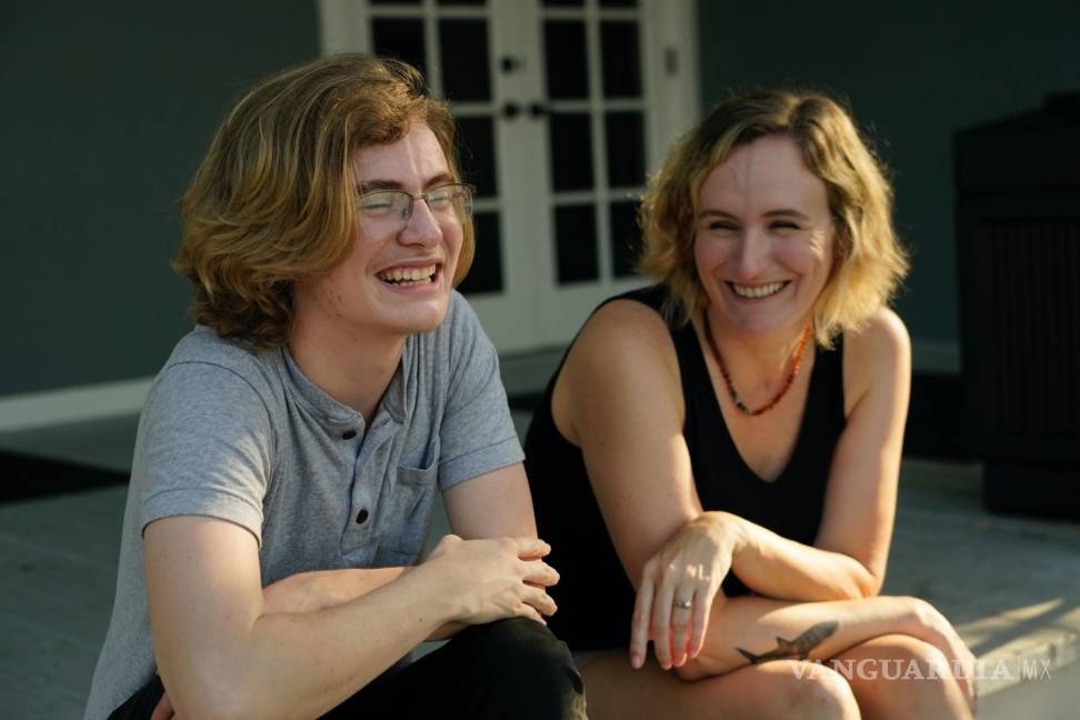 $!Ray Walker, de 17 años, y su madre, Katie Rives, se ríen mientras hablan sobre su mudanza a Virginia para continuar con la atención de afirmación de género.