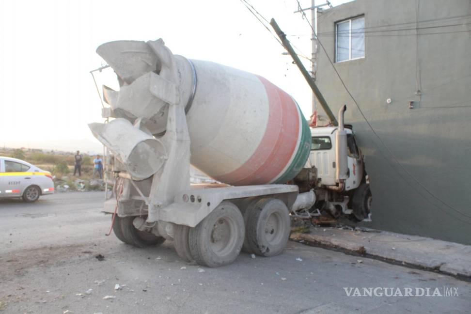 Conductor de camión revolvedor se impacta contra casa, en Saltillo