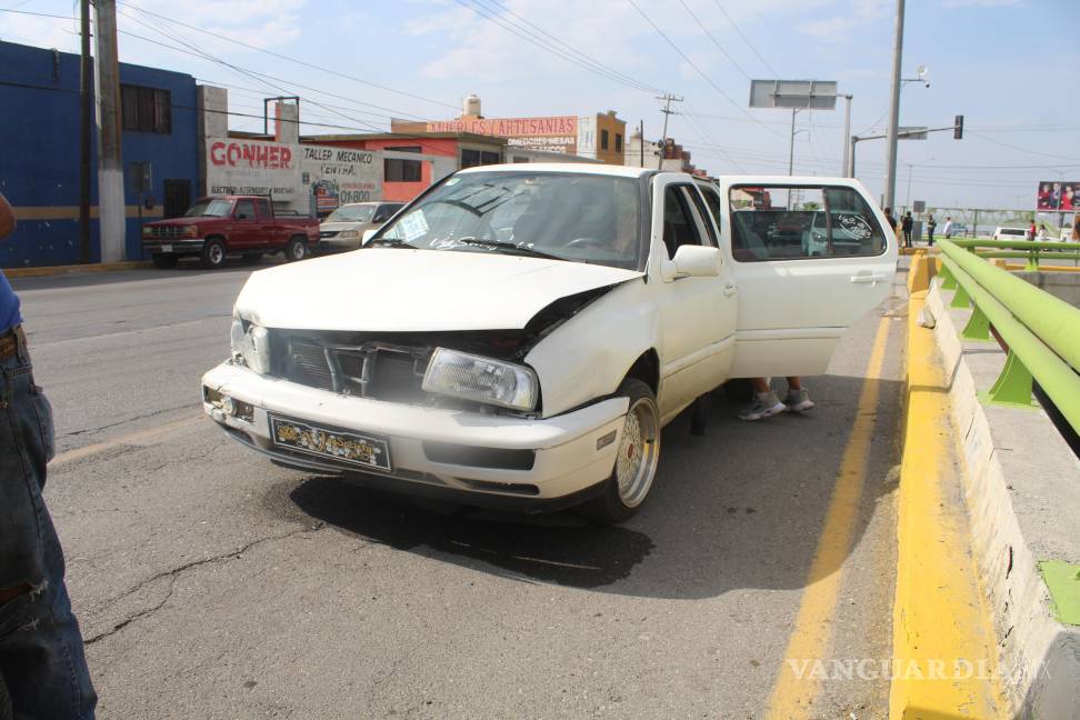 Vuelcan repartidores de frutas sobre el Periférico de Saltillo