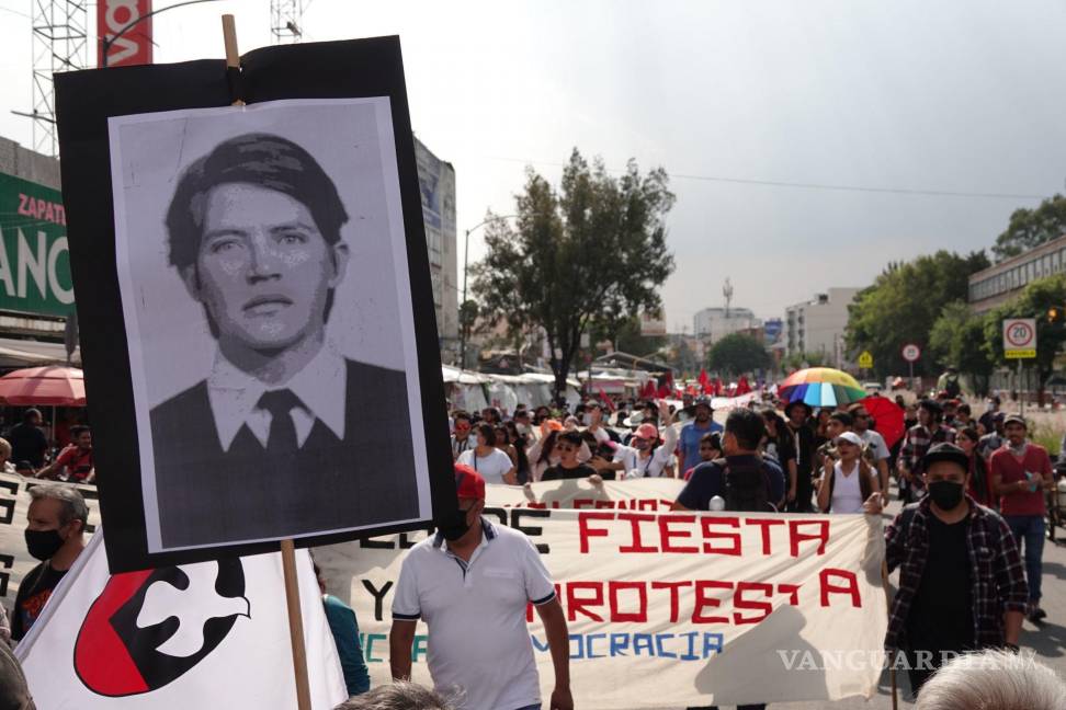 $!Decenas de personas participaron en la marcha en conmemoración de la matanza del Jueves de Corpus (Halconazo) que salió de metro Normal al Zócalo capitalino.