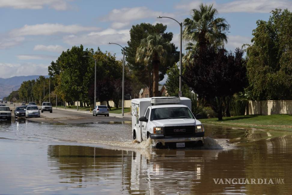 $!En Los Ángeles y otras ciudades el común denominador eran los vehículos entre el agua.