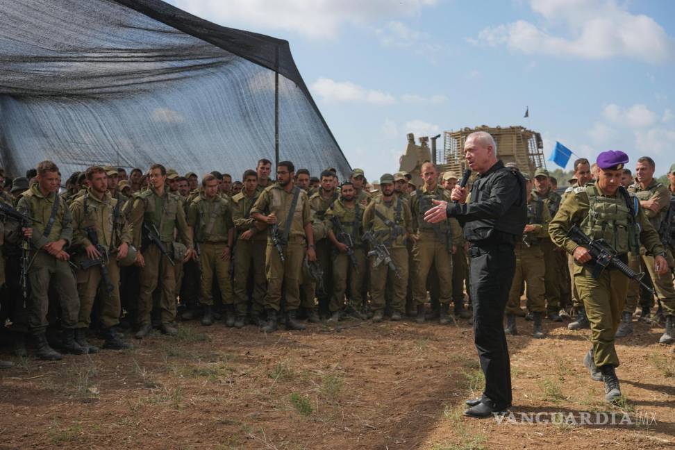 $!El Ministro de Defensa de Israel, Yoav Gallant habla con soldados israelíes en una zona de preparación cerca de la frontera con la Franja de Gaza, en el sur de Israel.