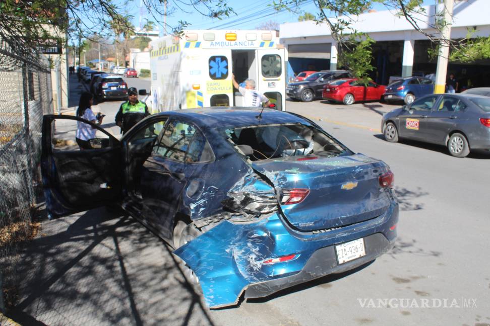 Conductora se pasa el alto y la impactan, en Saltillo