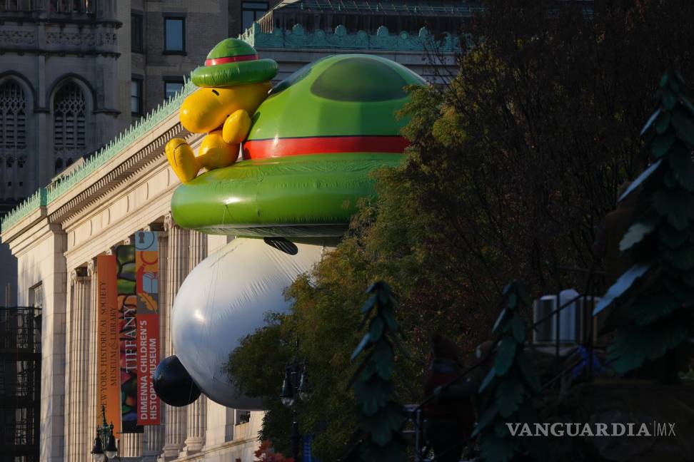 $!El globo Beagle Scout Snoopy está listo para el inicio del desfile del Día de Acción de Gracias de Macy’s cerca del Museo de la Sociedad Histórica de Nueva York.