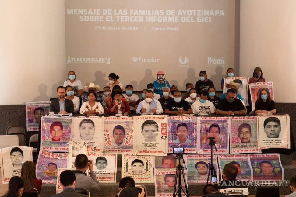 $!Padres y madres de los 43 normalistas desaparecidos de la Escuela Normal Rural Raúl Isidro Burgos durante el Tercer Informe Ayotzinapa del GIEI.