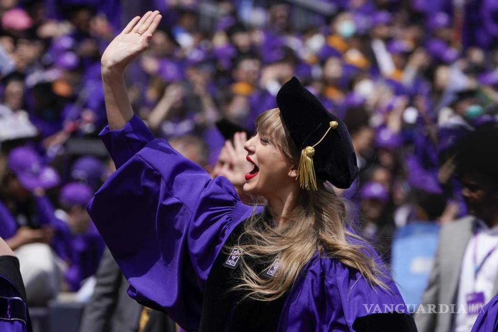 $!Taylor Swift saluda a los graduados al participar en la ceremonia de graduación de la NYU.