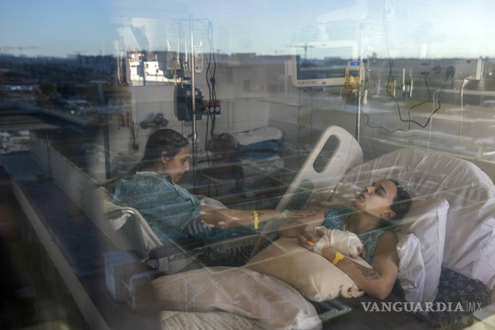 $!Emily Damari se recupera de una operación en la mano en el Centro Médico Sheba de Ramat Gan acompañada de su amiga y compañera de rehén, Romi Gonen.