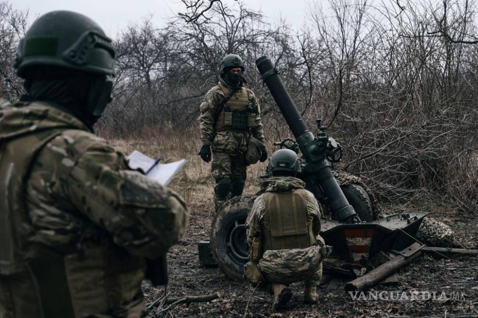 $!Soldados voluntarios se prepara para disparar hacia posiciones rusas cerca de Bakhmut, región de Donetsk, Ucrania.