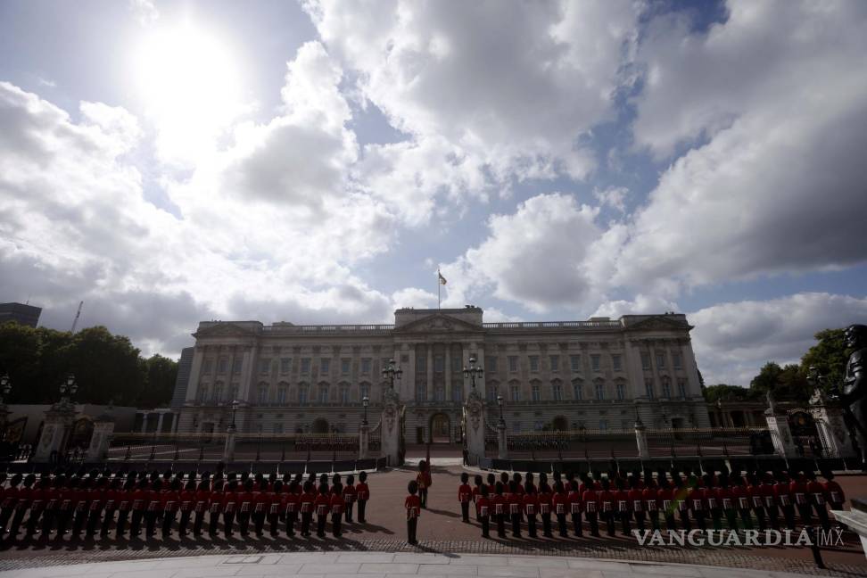 $!Miembros de la Guardia de Coldstream se reúnen frente al Palacio de Buckingham antes de la procesión para llevar el cuerpo de la reina Isabel II a Westminster Hall.