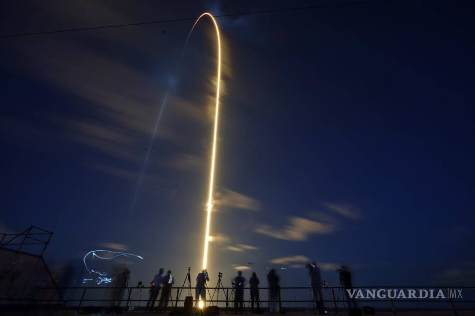 $!Un cohete SpaceX Falcon 9, con cuatro ciudadanos privados a bordo, despega en esta foto de exposición temporal desde la plataforma de lanzamiento 39-A del Centro Espacial Kennedy, el miércoles 15 de septiembre de 2021, en Cabo Cañaveral, Florida. AP/John Raoux