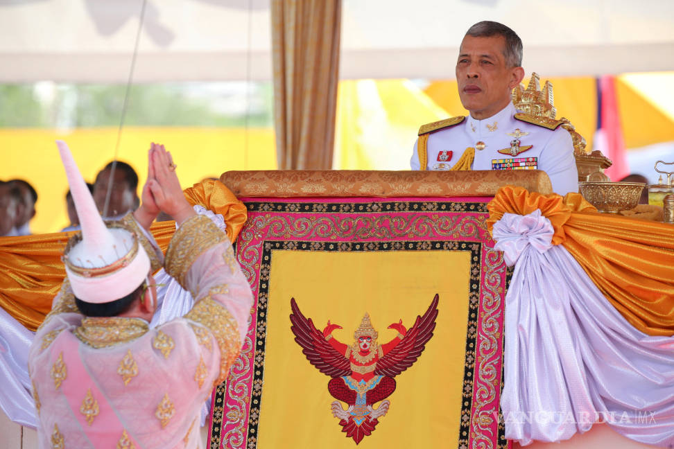 $!Astrólogo elabora horóscopo para el rey tailandés Maha Vajiralongkorn, antes de su coronación