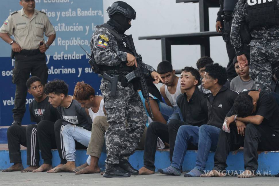 $!Policías detuvieron a hombres que la policía identifica como los agresores del día anterior al canal TC Televisión, en sede policial de Guayaquil, Ecuador