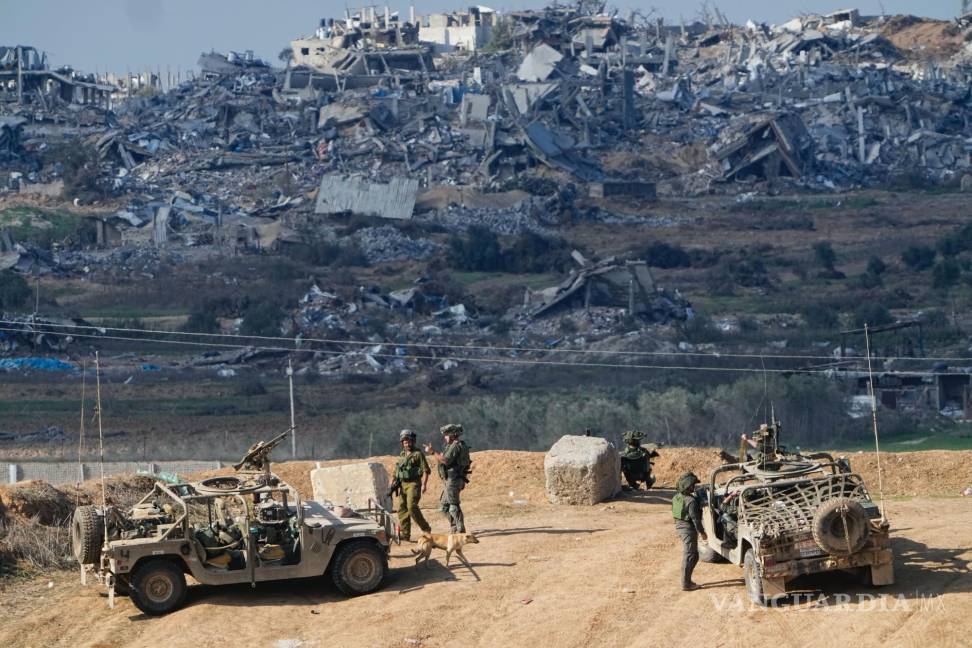 $!Soldados israelíes ocupan posiciones cerca de la Franja de Gaza, en el sur de Israel, el 29 de diciembre de 2023.