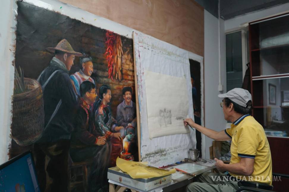 $!Zeng Fanzhi, un arquitecto jubilado convertido en artista, trabaja en su estudio en Shenzhen, en el sur de China, en la provincia de Guangdong.