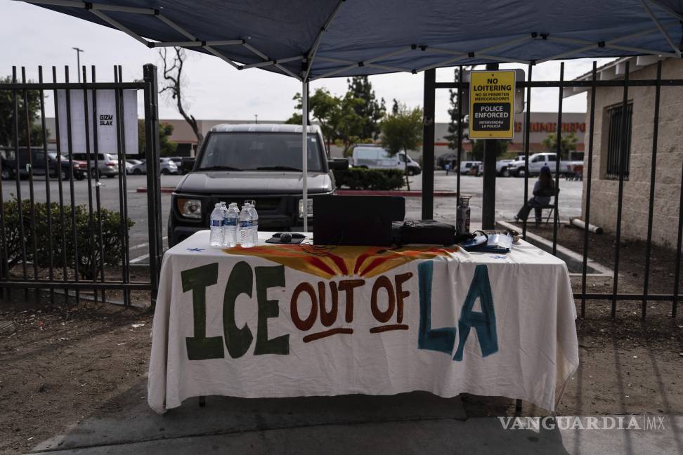 $!Una mesa cubierta con un mantel que dice “¡Fuera ICE de Los Ángeles!” en un centro de empleo para trabajadores eventuales, frente a una tienda de Home Depot.