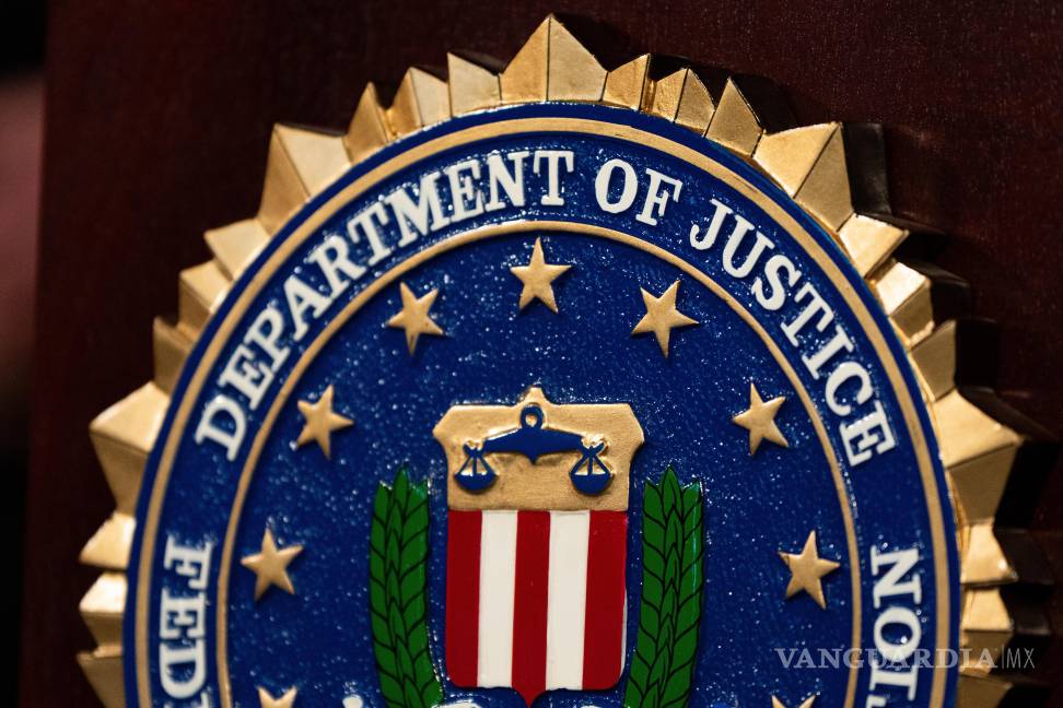 $!El estandarte del FBI durante una conferencia de prensa en la oficina de esa agencia en Portland, Oregon, el 16 de enero del 2025.