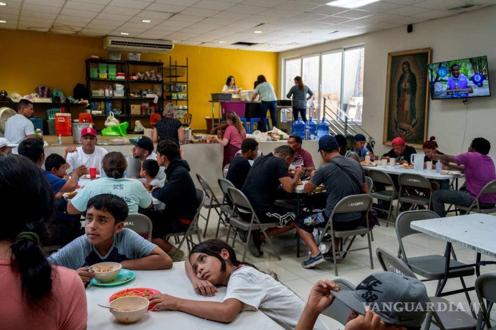 $!Migrantes almuerzan en la Catedral de Nuestra Señora de Guadalupe en Ciudad Juárez, México