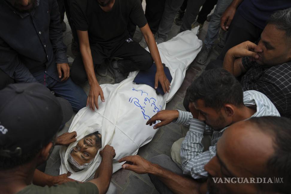 $!Colegas y amigos lloran ante el cuerpo del corresponsal de Al Jazeera, Mohamed Qureiqa, quien murió junto otros periodistas tras un ataque aéreo israelí en Gaza.