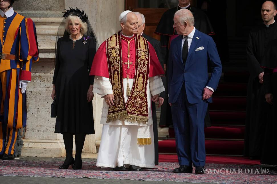 $!El papa León XIV, el rey Carlos III de Gran Bretaña y la reina Camila en el Patio de San Dámaso del Vaticano.