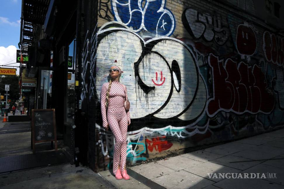 $!Una fashionista posa para los fotógrafos antes del desfile de moda Maisie Wilen durante la Semana de la Moda de Nueva York en el 122 Community Center.