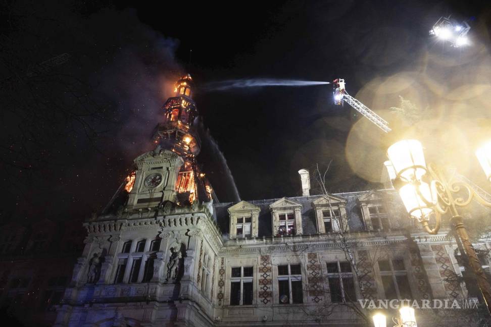 $!This photo provided by the Paris Fire Brigade (BSPP) shows the roof and the spire of the Paris 12th district town hall burning early Monday, Jan. 27, 2025 in Paris. (P Millet/BSPP via AP)