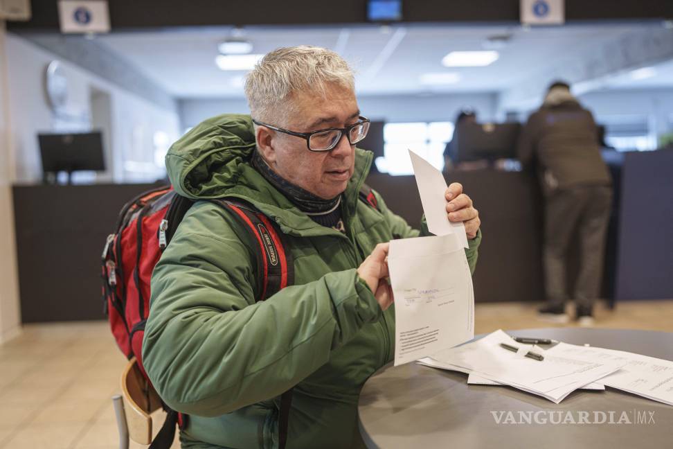 $!Carl Fleischer, de 59 años, vota durante la votación anticipada para las elecciones parlamentarias de Groenlandia en el ayuntamiento de Nuuk, Groenlandia.